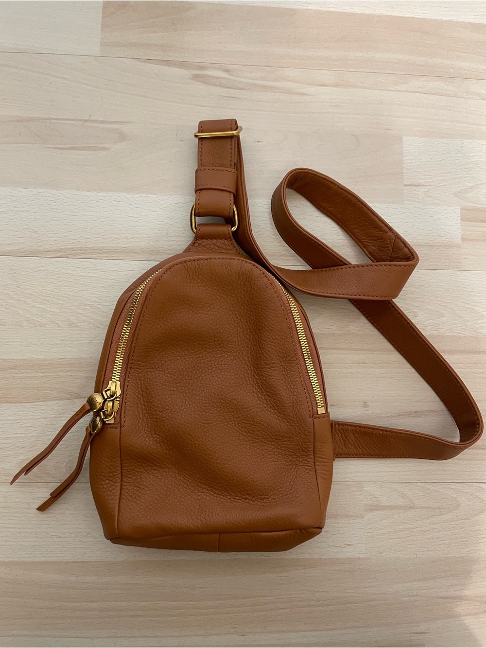 EXCELLENT Hobo Fern Sling Crossbody in a Caramel / Honey Color
